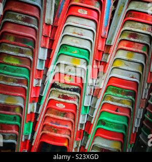 Plastica colorata sgabelli in un ristorante di strada in Yuen Long, Nuovi Territori di Hong Kong Foto Stock