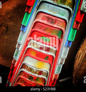 Plastica colorata sgabelli in un ristorante di strada in Yuen Long, Nuovi Territori di Hong Kong Foto Stock