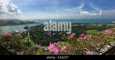 Singapore i giardini della baia e del porto dal balcone di Marina Bay Sands Hotel Foto Stock