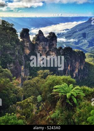 Le tre sorelle, Jamison Valley e solitaria di montaggio da Echo Point Lookout, il Parco Nazionale Blue Mountains, Katoomba, NSW, Australia Foto Stock