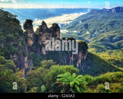 Le tre sorelle, Jamison Valley e solitaria di montaggio da Echo Point Lookout, il Parco Nazionale Blue Mountains, Katoomba, NSW, Australia Foto Stock