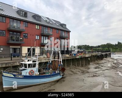 Barca sul fiume Colne estuario a Wivenhoe Quay Foto Stock