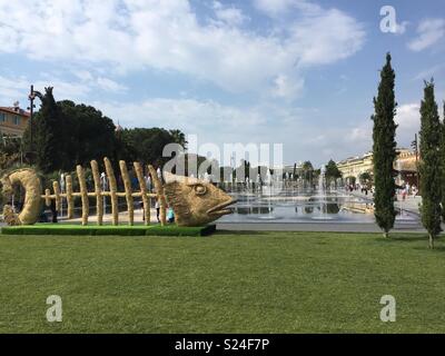 Pesce grande scultura in un parco in Francia Nicé con acqua includono giochi per i bambini al di là. Foto Stock