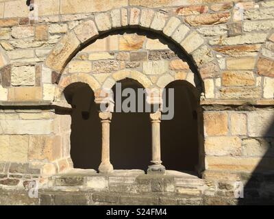 Una finestra con tre archi di pilastri in pietra gialla dal chiostro della Basilica di San Pietro a Osnabrück, Germania da c. 1140 Annuncio Foto Stock