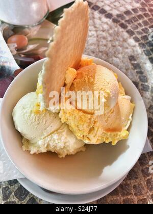 Palline di vaniglia e gelato al mango. Foto Stock