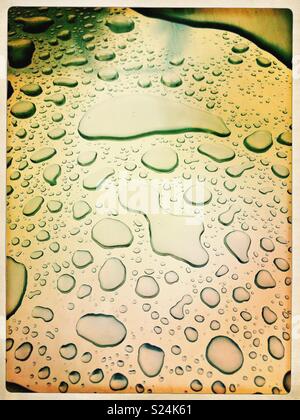 Rinfrescanti goccioline di acqua sulla superficie metallica. Foto Stock