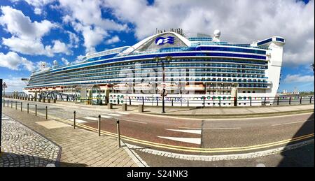 Princess Cruise liner a Liverpool Foto Stock