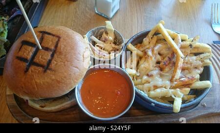 Hamburger di manzo e scaglie di formaggio con salsa al peperoncino dolce e coleslaw Foto Stock