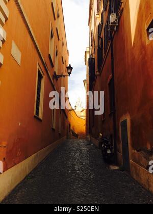 Strada stretta a Roma Foto Stock