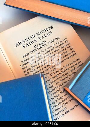 Close up Arabian Nights libro aperto con altri libri hardbound, Stati Uniti. Foto Stock