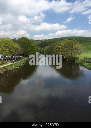 Il fiume Wharfe in esecuzione attraverso il villaggio di Burnsall nel Yorkshire Dales, Inghilterra. Foto Stock