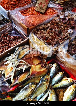 Pesci secchi e frutti di mare in vendita in un mercato alimentare, Yuen Long, Nuovi Territori di Hong Kong Foto Stock