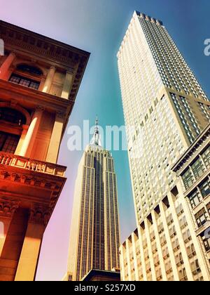 L'Empire State Building e il Langham Hotel sulla Quinta Avenue, Midtown Manhattan, New York, Stati Uniti d'America Foto Stock