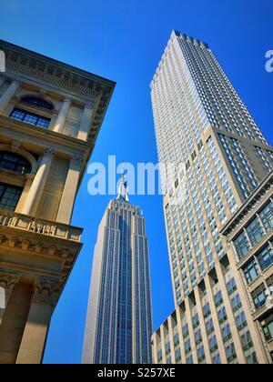 L'Empire State Building e il Langham Hotel sulla Quinta Avenue, New York, Stati Uniti d'America Foto Stock