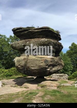 Rocce di bilanciamento (at Brimham Rocks, North Yorkshire, Regno Unito) Foto Stock