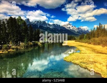 Poliziotto's Creek, Canmore, Alberta, Canada Foto Stock