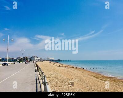 Bognor Regis esplanade in un assolato pomeriggio di estate Foto Stock