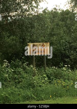 Segnaletica di pericolo. Stadt Moers Park, Whiston, Knowsley, Regno Unito. Foto Stock