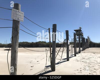 Playalinda Beach, Canaveral Costa, Florida, Stati Uniti d'America. Il punto più vicino a la spiaggia si può raggiungere il Centro Spaziale Kennedy. Recintata area & torre di avvistamento. Foto Stock