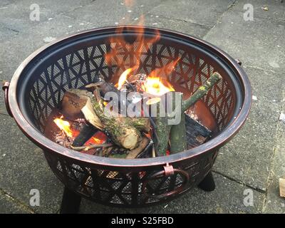 Una buca per il fuoco i registri di masterizzazione per mantenere in caldo Foto Stock