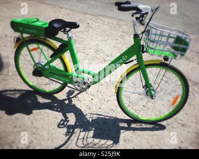 Lime e bici a noleggio, bike sharing a Berlino Foto Stock