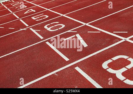 Corsie numerate su una pista di atletica leggera Foto Stock