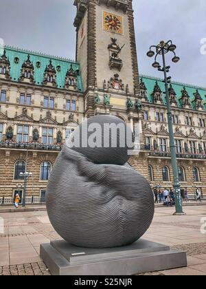 Scultura di embrioni, durata illimitata, creato da artista taiwanese Kang Mu-Xiang, sorge ad Amburgo la piazza centrale, Rathausmarkt. Foto Stock