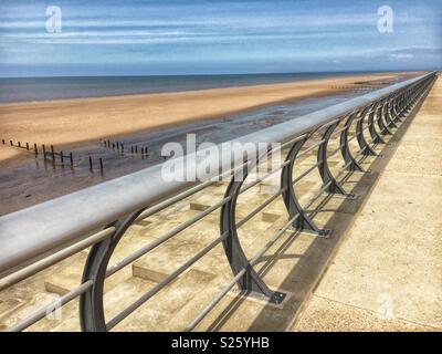 Sunny mattina d'estate sul lungomare nei pressi di Cleveleys sulla costa di Fylde con la spiaggia e le ringhiere Foto Stock