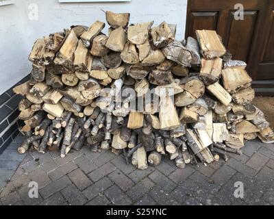 Palo di legno essiccazione al sole pronto per essere utilizzato in un bruciatore di registro Foto Stock