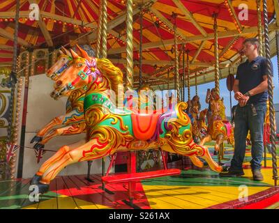 Merry-go-round, una tradizionale giostra con cavalli, all'annuale Sherborne Castle Country Fair, Sherborne, Dorset, Inghilterra Foto Stock