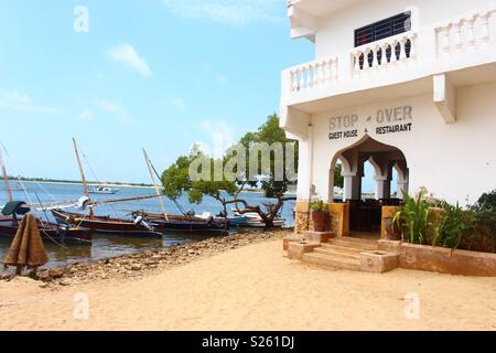 La spiaggia al di fuori di una sosta guest house a Shela, isola di Lamu, Kenya Foto Stock