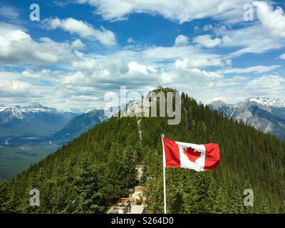 Bandiera canadese sulla Montagna di Zolfo nelle Montagne Rocciose. Foto Stock