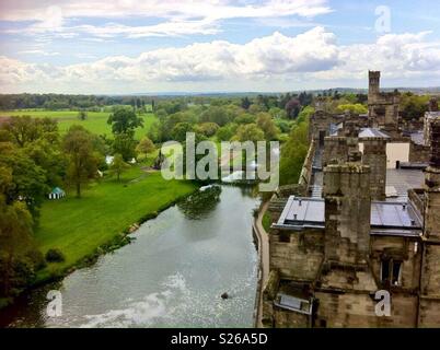 Vista dal castello di Warwick sul Fiume Avon e il parco del castello di progettato da Capability Brown (una delle sue prime commissioni) Foto Stock