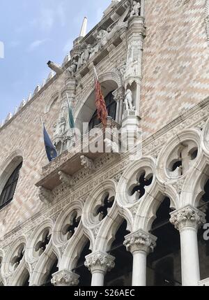 Bandiere al di fuori del Palazzo Ducale di Venezia, Italia. Foto Stock