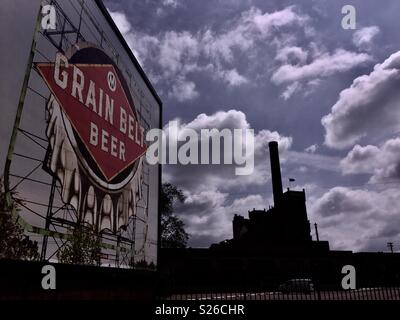 Vintage billboard con la vecchia fabbrica di birra di Schmidt, ora artista lofts, in background, St. Paul, Minnesota, USA. Foto Stock