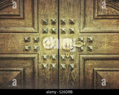 Vecchia porta di legno con prigionieri ornamentali Foto Stock