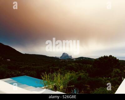 Imminente temporale oltre il paesaggio e oceano vicino a Es Vedra, Ibiza, Spagna Foto Stock