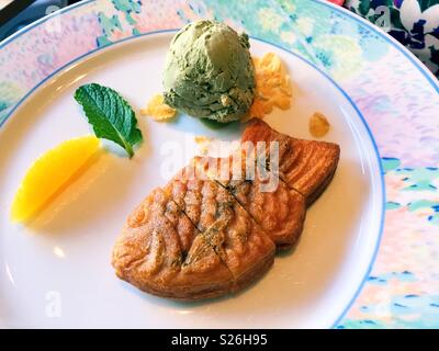 Taiyaki , tè verde gelato e mango è servita per il dessert in un lussuoso ristorante Giapponese, New York City, Stati Uniti d'America Foto Stock