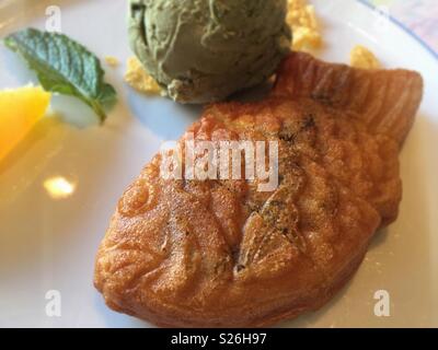 Taiyaki, tè verde gelato e fette di mango è servita per il dessert in un lussuoso ristorante Giapponese, NYC, STATI UNITI D'AMERICA Foto Stock