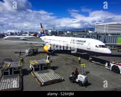 Un aeromobile Icelander essendo preparato per la partenza in area airside dell'aeroporto di Seattle-Tacoma, Stati Uniti d'America. Foto Stock