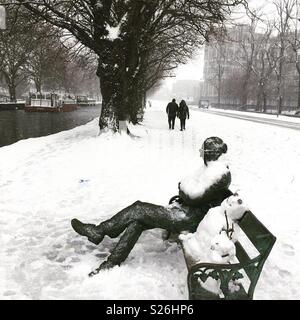 Snowy statua del poeta di Dublino, Patrick Kavanagh sulla sponda del Canal Grande, Dublino Foto Stock