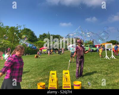 Bubbleman & Bubble Faerie sul lavoro La creazione di bolle di sapone, intrattenere i visitatori a Sherborne Castle Country Fair, Sherborne, Dorset, Inghilterra Foto Stock