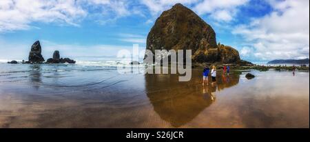 Il Pagliaio roccia lungo la costa dell'Oregon in Cannon Beach, Stati Uniti. Foto Stock