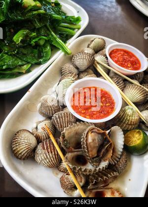 Le vongole e peperoncino Salsa con gai lan e aglio a Costa Orientale Lagoon Food Village, un Hawker market alimentare in Singapore Foto Stock