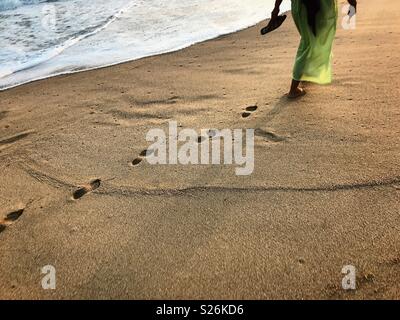 Un turista passeggiate in spiaggia a Todos Santos, Baja California, Messico Foto Stock