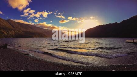 Panorama del paesaggio del lago Crescent al tramonto, il Parco Nazionale di Olympic, nello stato di Washington. Foto Stock