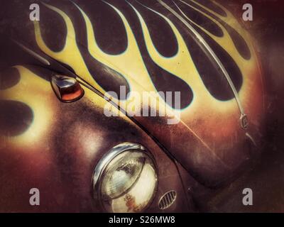 Rusty vintage VW Beetle con fiamme dipinta sul cofano Foto Stock