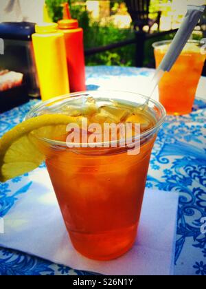 Rinfrescante bicchiere di tè freddo servito presso un ristorante Alfresco a Central Park, New York, Stati Uniti d'America Foto Stock