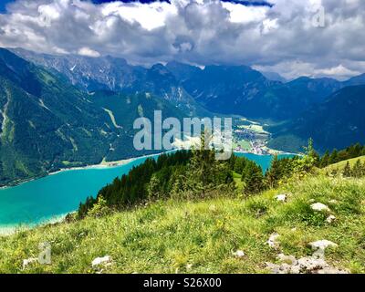 Vista dalle montagne Rofan oltre il lago di Achen sul paesino di Pertisau, Austria, Europa Foto Stock