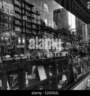 La riflessione di Mori Tower in un shopwindow - presa in aprile 2017 Foto Stock